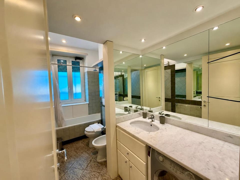 Shower, Toilet, Bathroom, Bath, bidet, towels