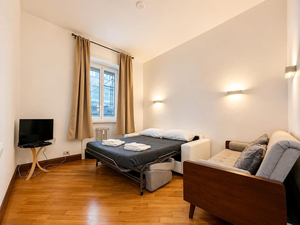 Bed, TV and multimedia, Living room, Photo of the whole room, Seating area, Bedroom