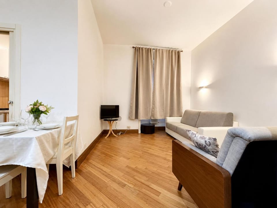 TV and multimedia, Living room, Photo of the whole room, Seating area, Dining area