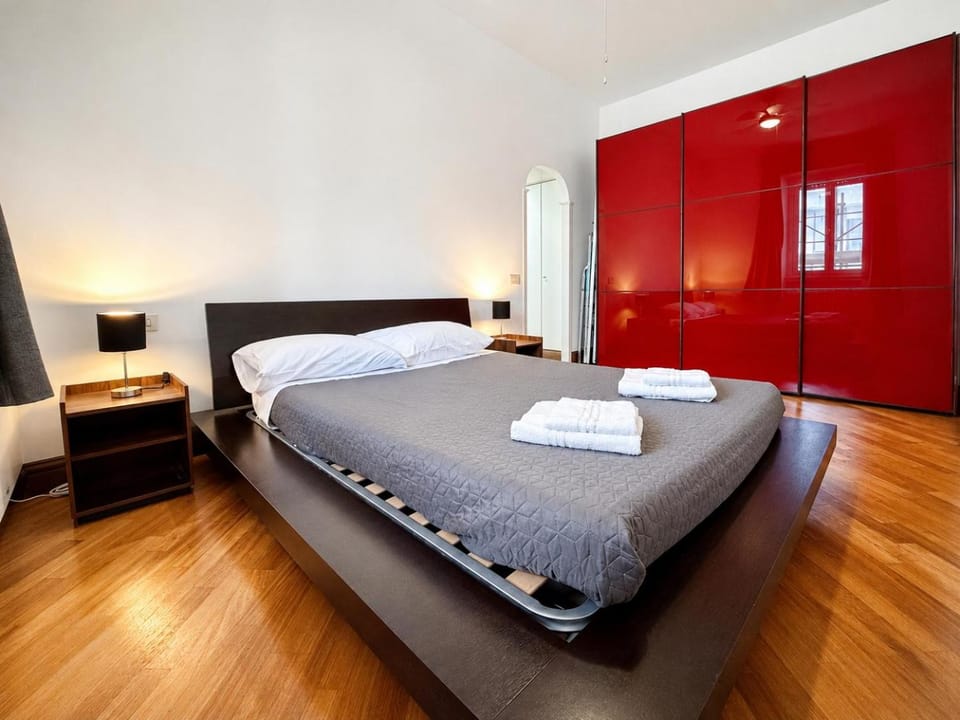 Bed, Photo of the whole room, Bedroom, towels