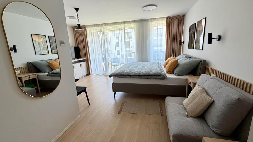 Bed, TV and multimedia, Photo of the whole room, Seating area, Bedroom
