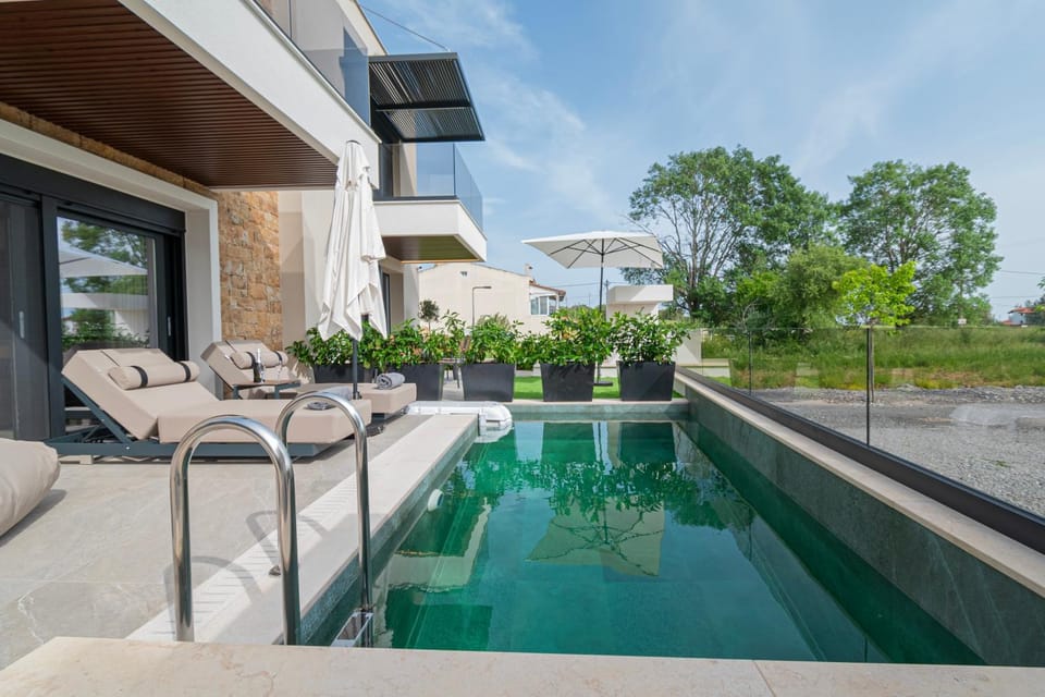 Day, Pool view, Swimming pool, sunbed