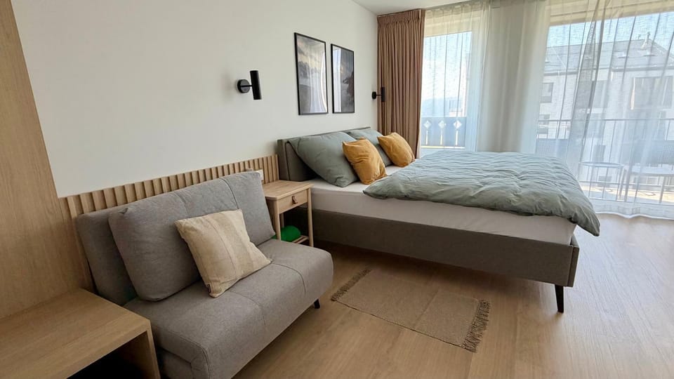 Bed, Photo of the whole room, Seating area, Bedroom