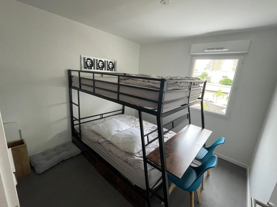 Bed, Photo of the whole room, Bedroom, bunk bed, air conditioner