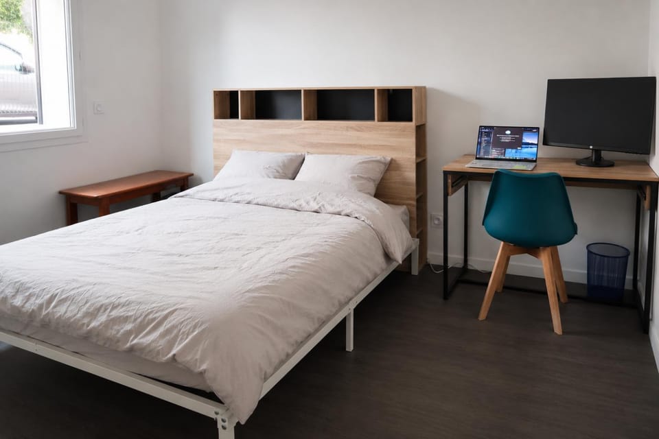 Photo of the whole room, Bedroom