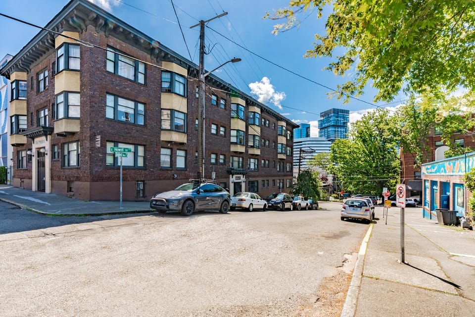 Capitol Hill 4-Bed Retreat for Groups Apartment in Capitol Hill