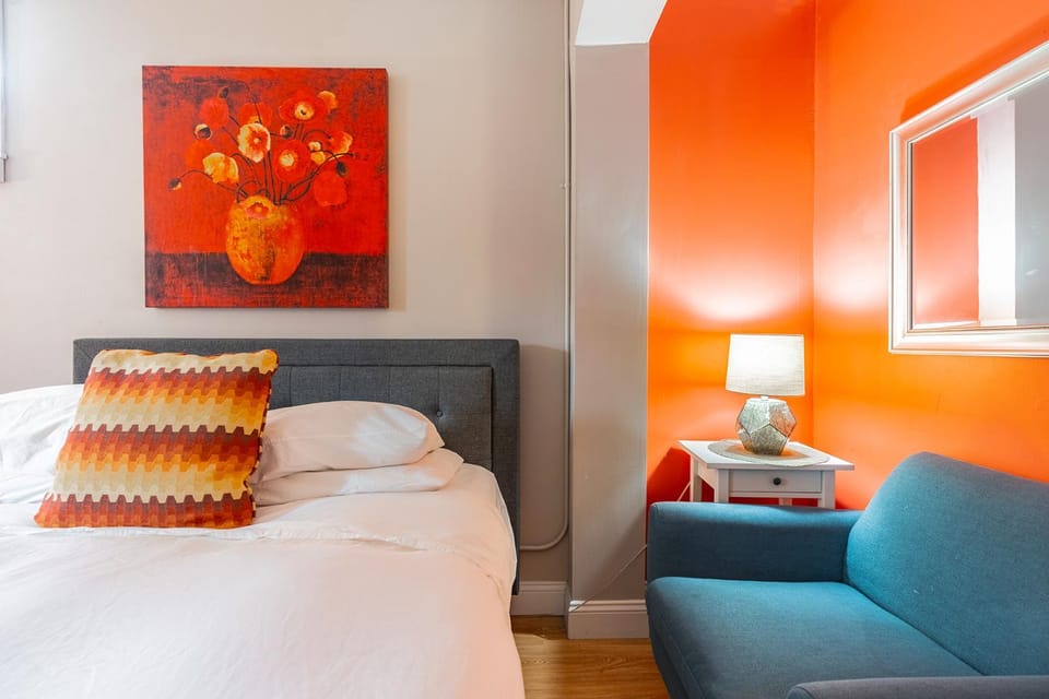 Capitol Hill 4-Bed Retreat for Groups Apartment in Capitol Hill