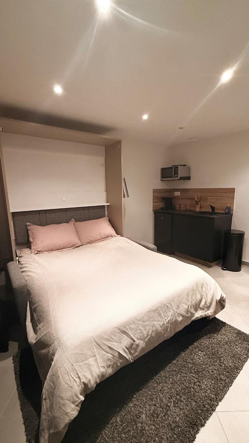 Air-conditioned studio with terrace 5 min to Metro Line 14 Apartment in Île-de-France