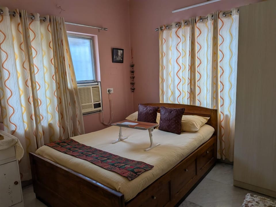 AshKrish Stays - Cozy Premium Room in an Apartment Vacation rental in Kolkata