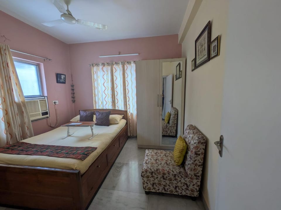AshKrish Stays - Cozy Premium Room in an Apartment Vacation rental in Kolkata
