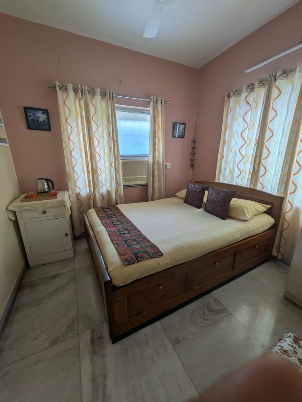 AshKrish Stays - Cozy Premium Room in an Apartment Vacation rental in Kolkata