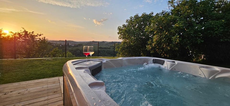 Day, Natural landscape, Hot Spring Bath, Hot Tub, Hot Tub, Spa and wellness centre/facilities, Decorative detail, Sunrise, Sunset