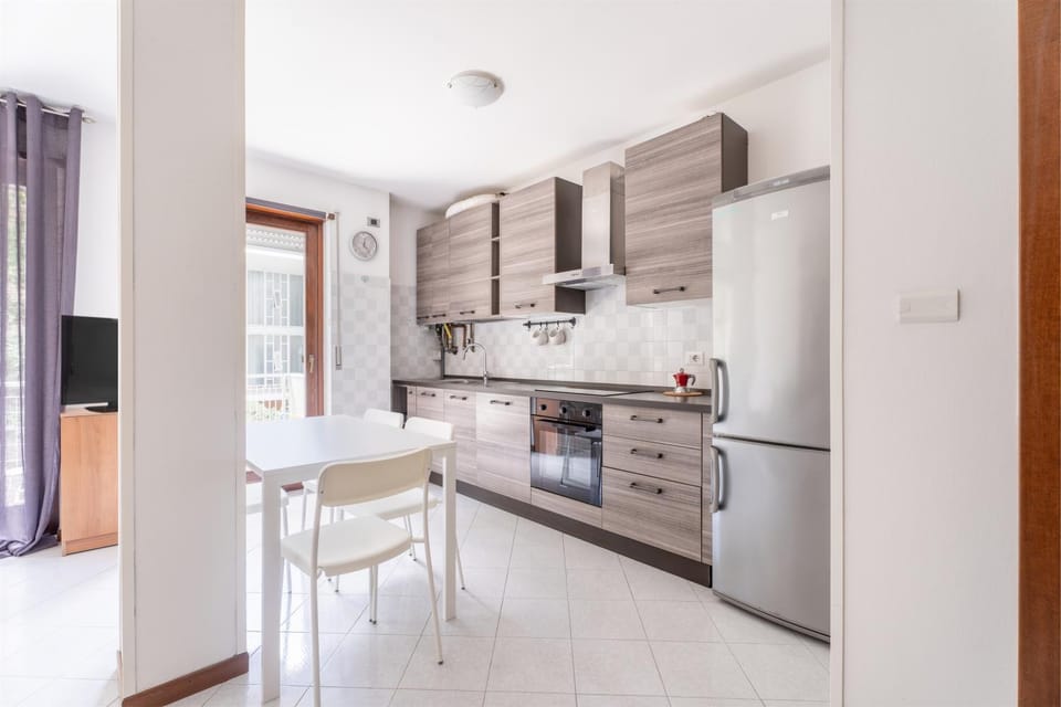 Kitchen or kitchenette, dishwasher, oven
