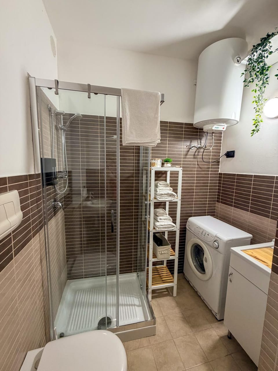 Shower, Toilet, Bathroom, towels, washing machine