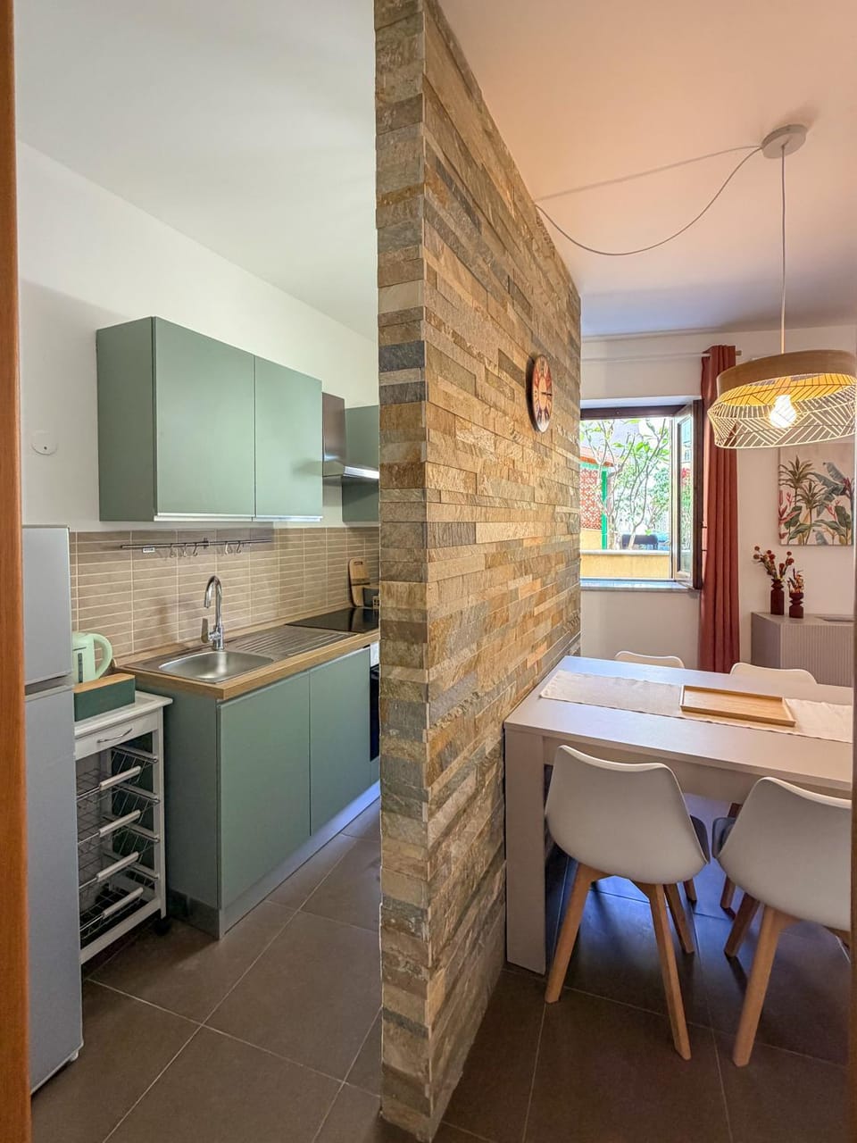 Kitchen or kitchenette, Dining area