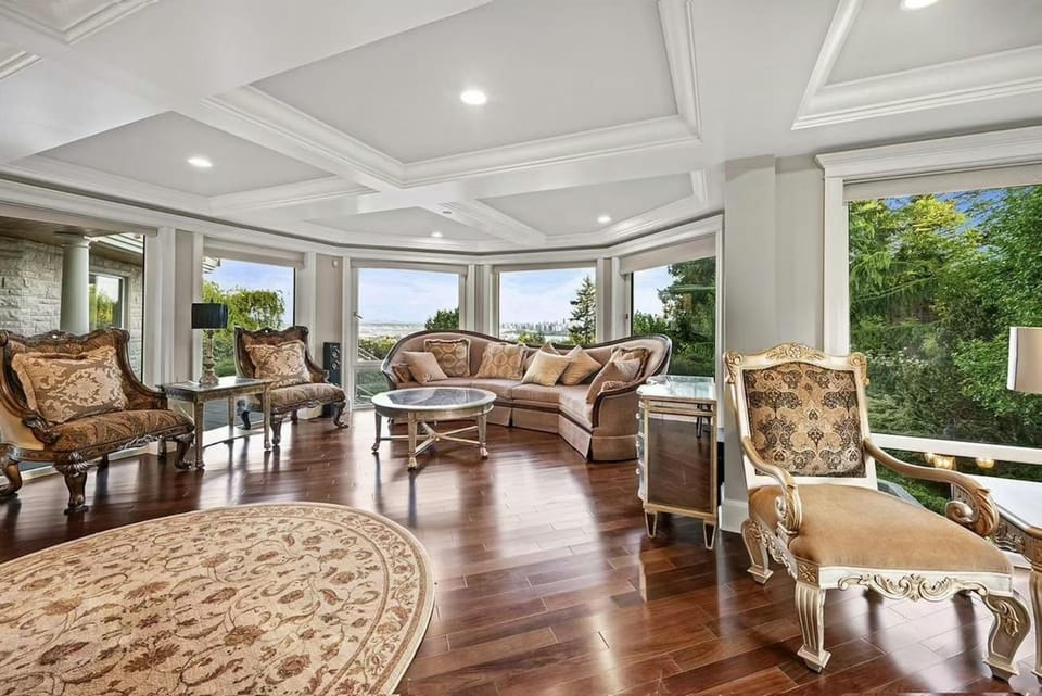 Luxury Pool Villa with City Views in West Vancouver Villa in West Vancouver