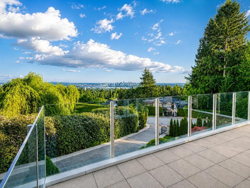 Luxury Pool Villa with City Views in West Vancouver Villa in West Vancouver