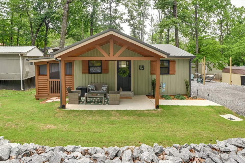 Hot Tub, Deck! Tiny Home Retreat By Kentucky Lake House in Tennessee