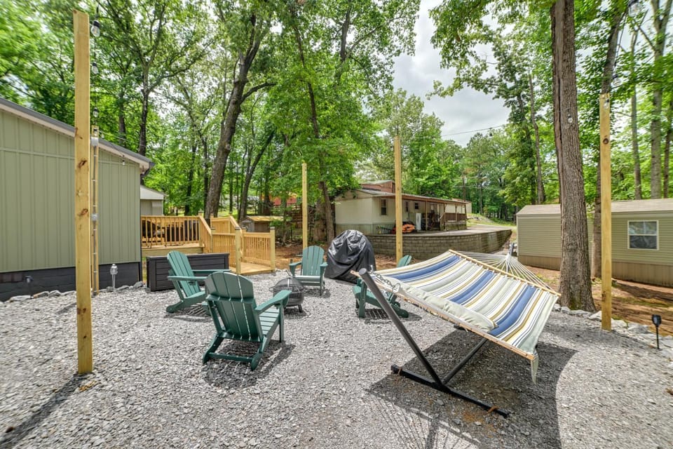 Hot Tub, Deck! Tiny Home Retreat By Kentucky Lake House in Tennessee