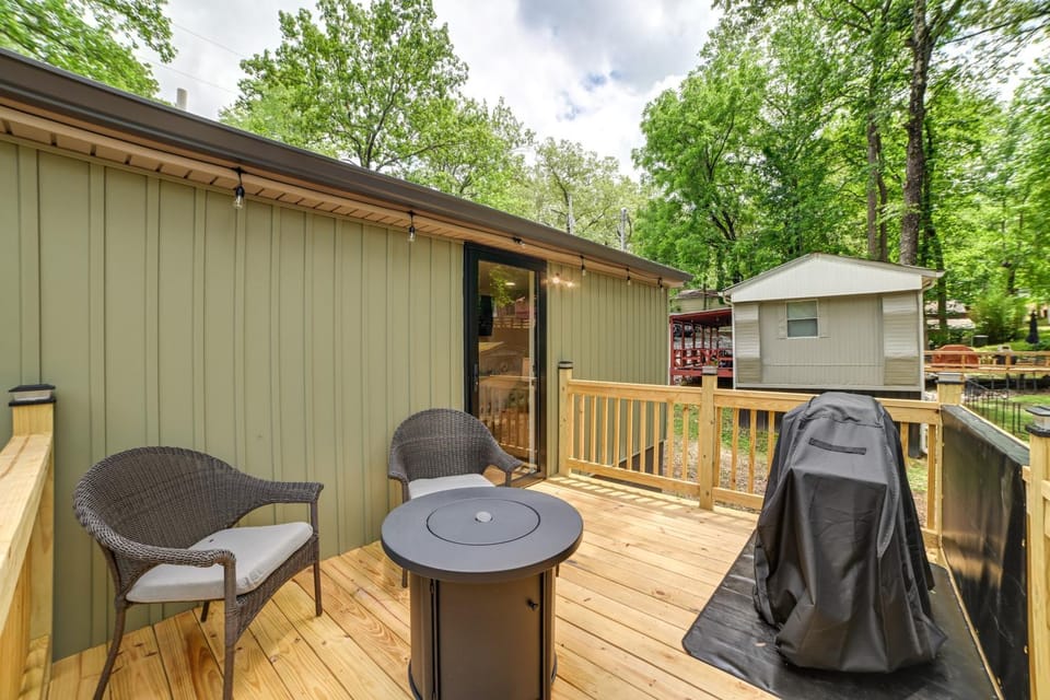Hot Tub, Deck! Tiny Home Retreat By Kentucky Lake House in Tennessee