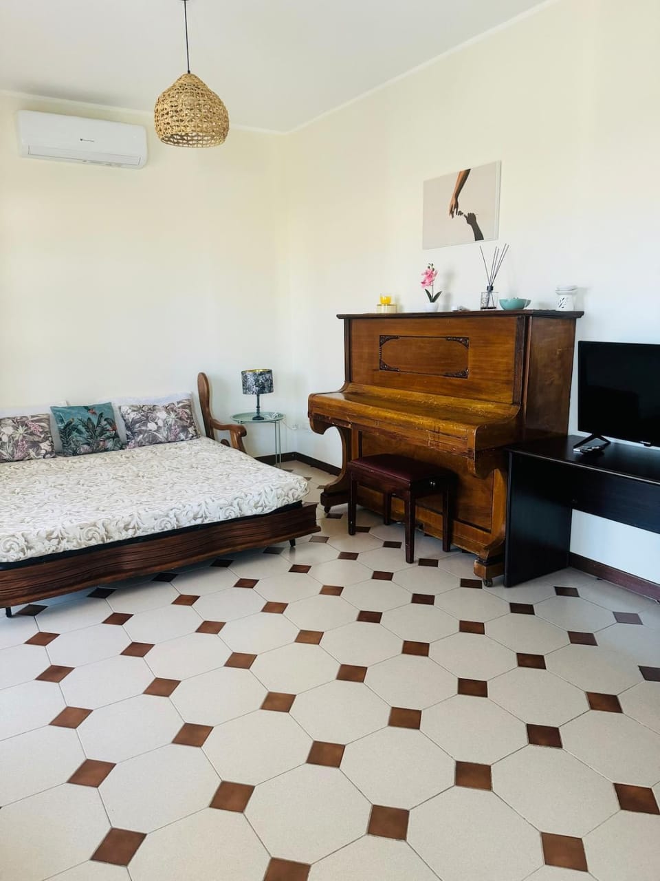 Bed, TV and multimedia, Living room