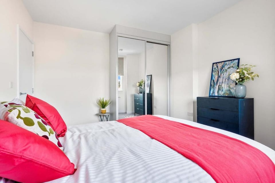 Modern 2Bed Flat with FREE Parking Apartment in Staines-upon-Thames