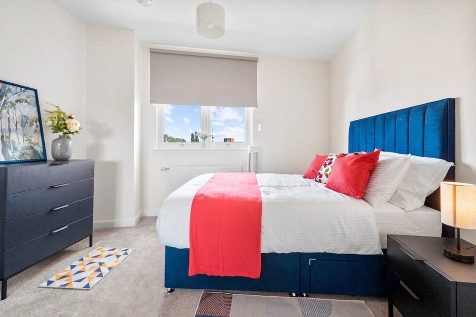 Modern 2Bed Flat with FREE Parking Apartment in Staines-upon-Thames