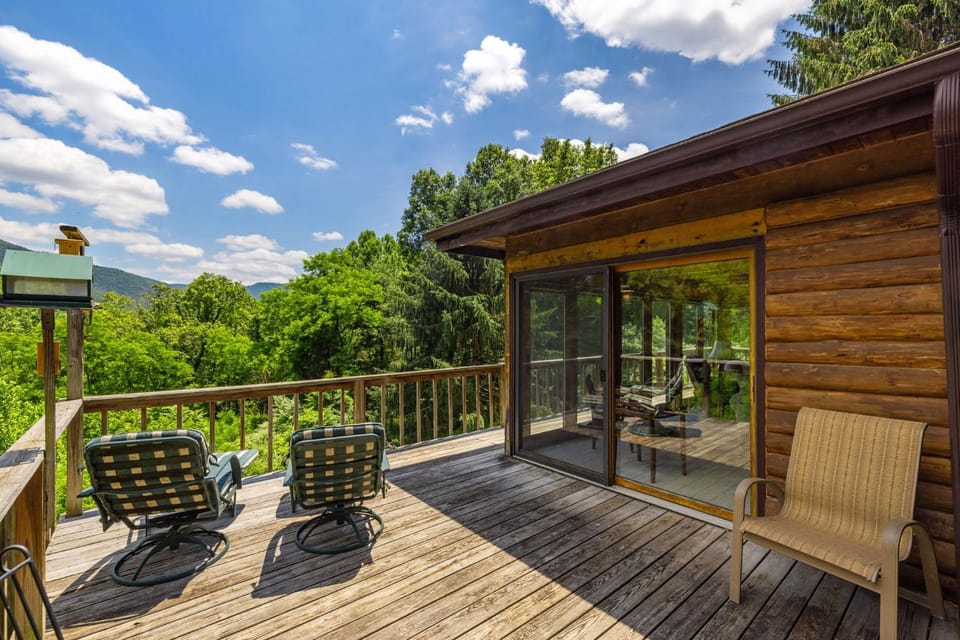 Mountainside Log Cabin w Private Waterfall access Cabin in Shenandoah Valley