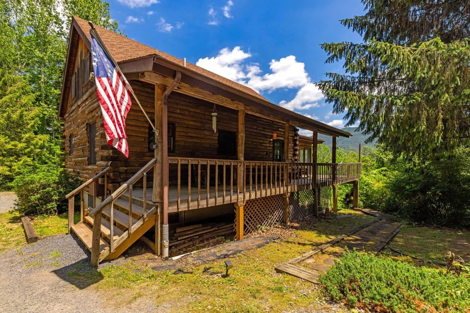 Mountainside Log Cabin w Private Waterfall access Cabin in Shenandoah Valley