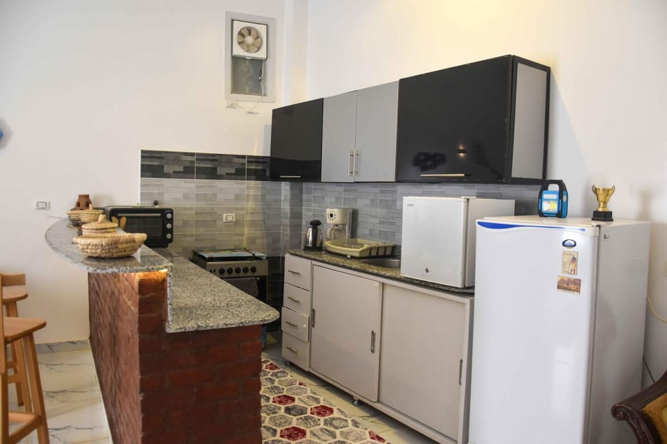 Kitchen or kitchenette, microwave, kitchen