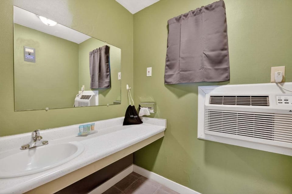Eagle Motel Suite 106 House in Manitou Springs