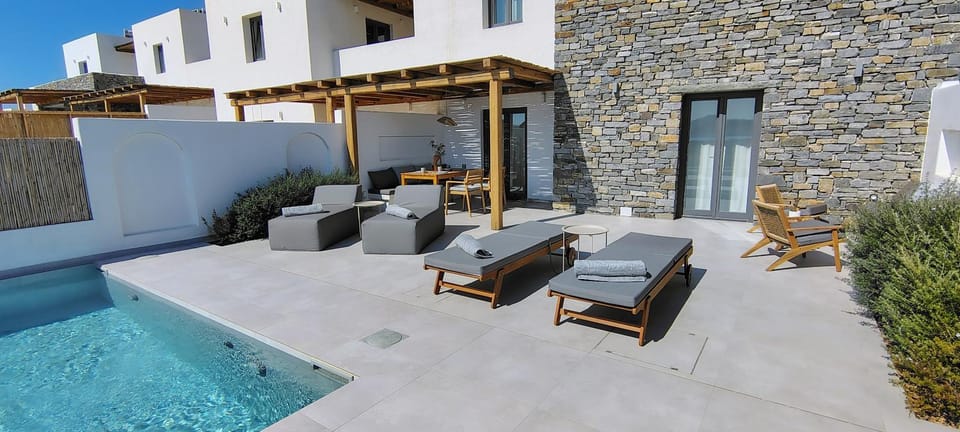 Patio, Day, Seating area, Pool view, Swimming pool, Inner courtyard view, sunbed