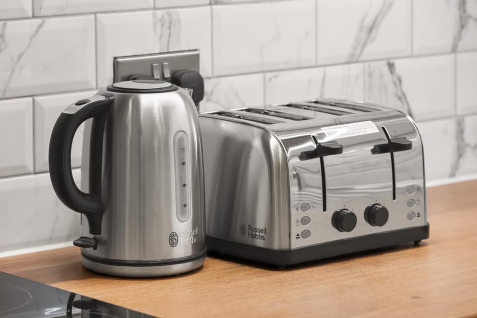 Coffee/tea facilities, toaster