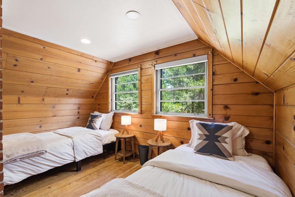 Harmony Hideaway Hammocks Creek Sounds House in Shaver Lake