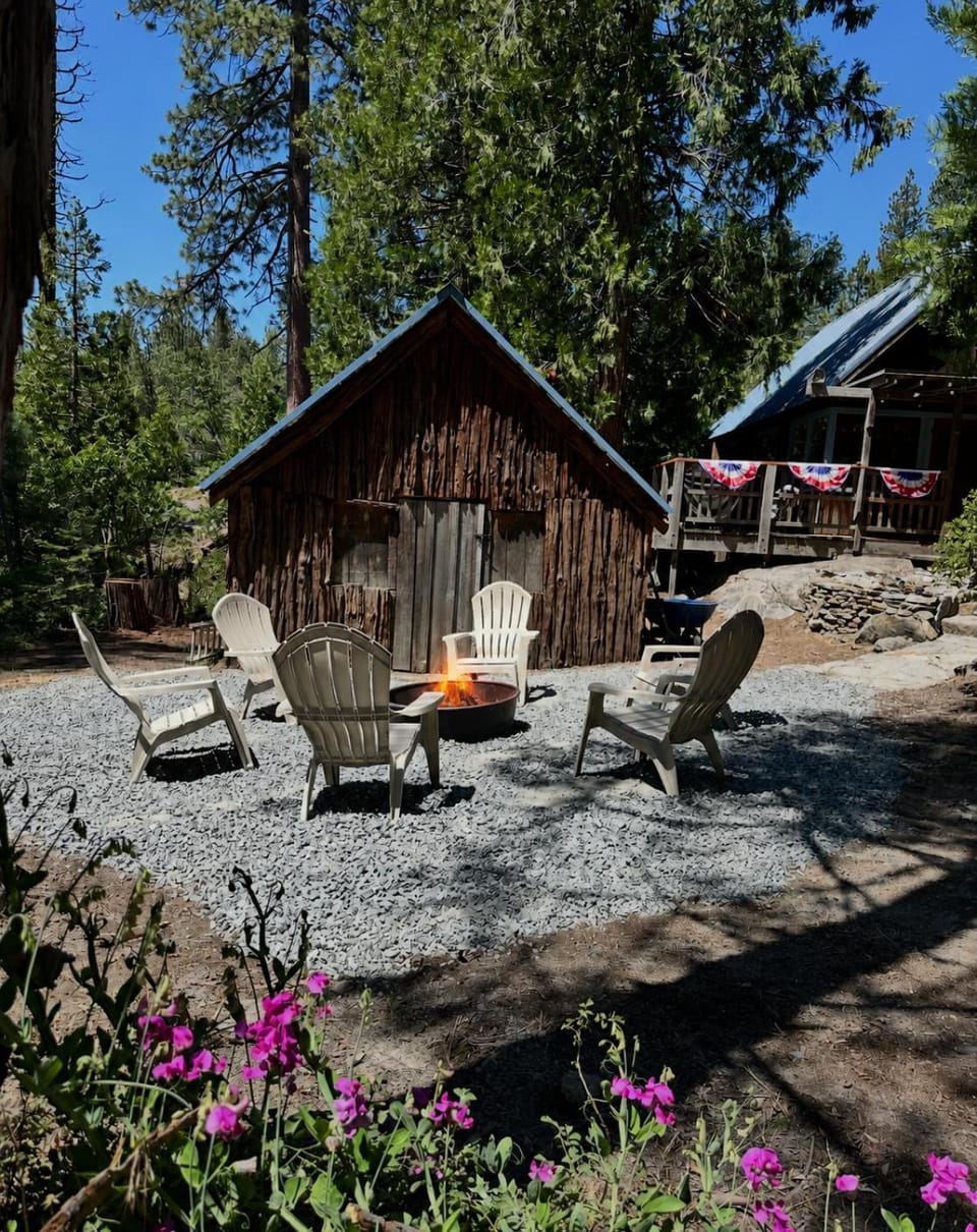 Harmony Hideaway Hammocks Creek Sounds House in Shaver Lake