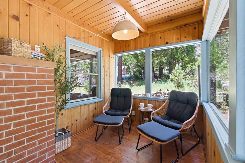 Harmony Hideaway Hammocks Creek Sounds House in Shaver Lake