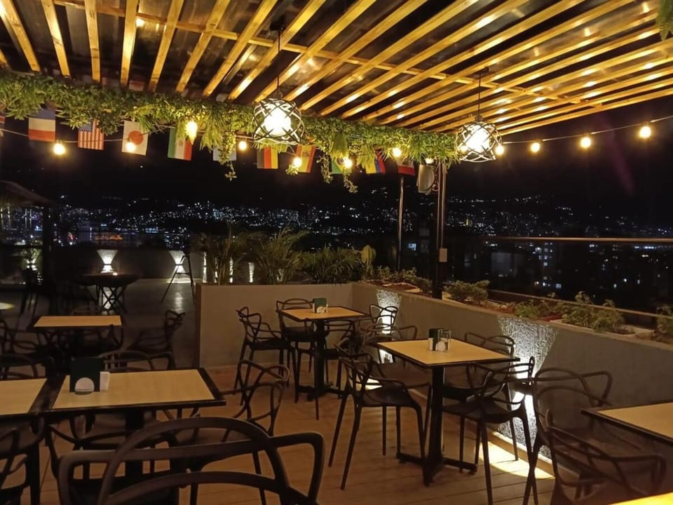 Restaurant/places to eat, Night