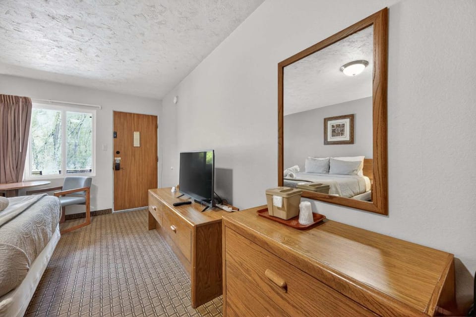Eagle Motel Suite 121 House in Manitou Springs