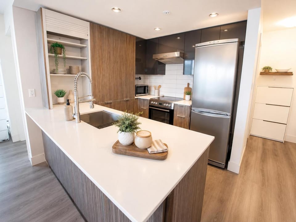 Central 2 Bedroom Apartment on Davie Street Apartment in Vancouver