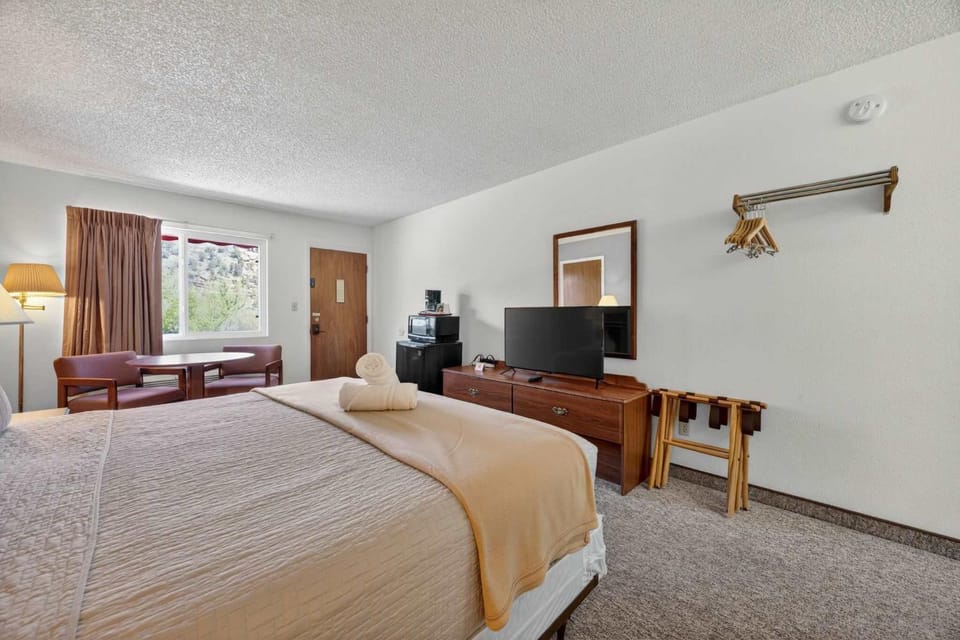 Eagle Motel Suite 225 House in Manitou Springs