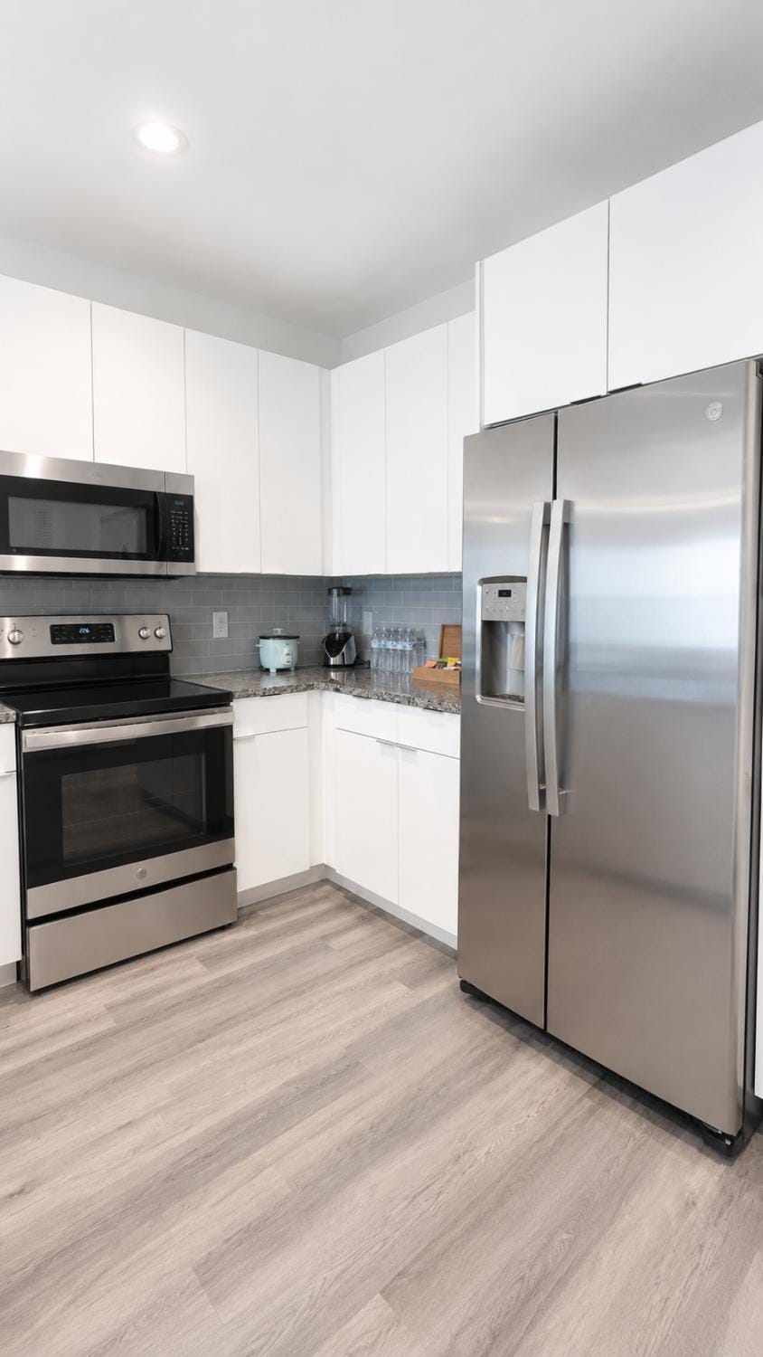 Kitchen or kitchenette, Communal kitchen, dishwasher, oven
