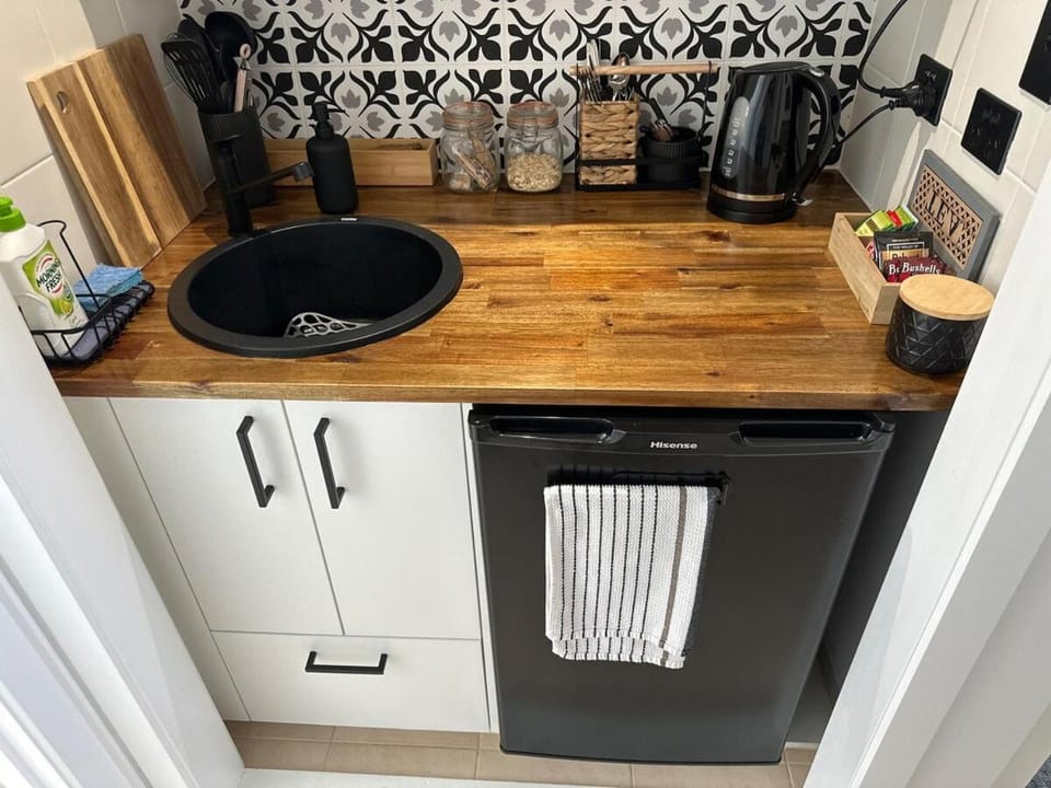 Coffee/tea facilities, Kitchen or kitchenette, minibar, stove, toaster