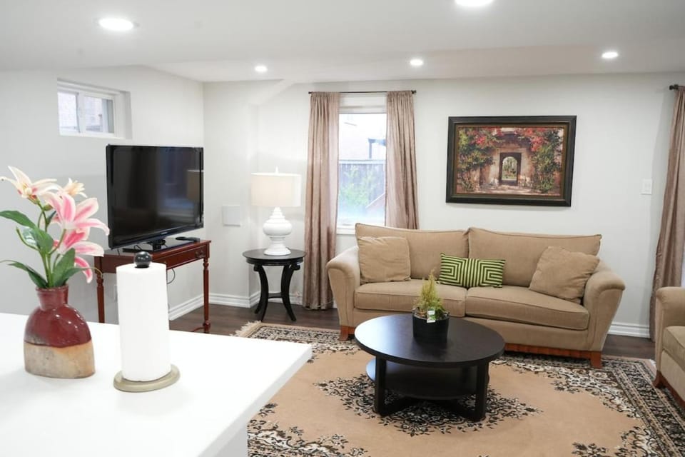 Cozy Walkout Basement Suite Private Entrance House in Richmond Hill