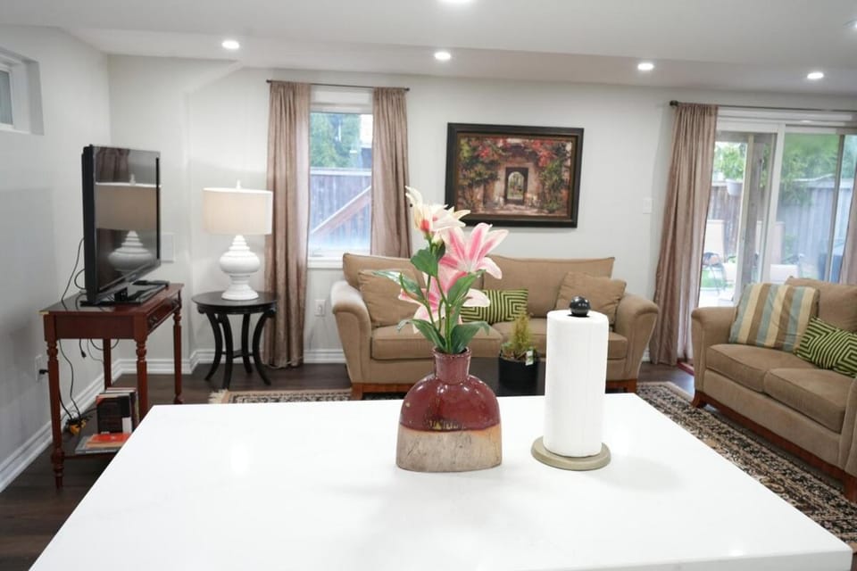 Cozy Walkout Basement Suite Private Entrance House in Richmond Hill
