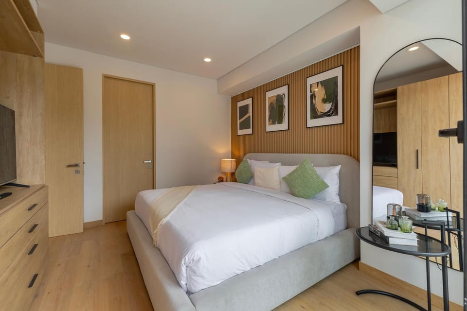 Bed, TV and multimedia, Photo of the whole room, Decorative detail, Bedroom, wardrobe