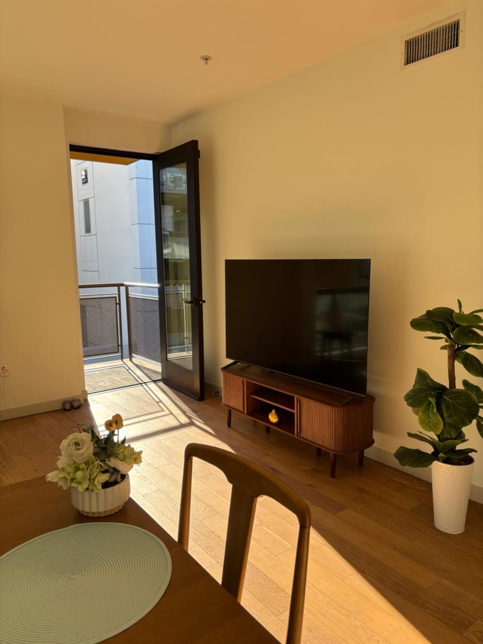 Communal lounge/ TV room, TV and multimedia, Living room, Seating area, Dining area, Evening entertainment