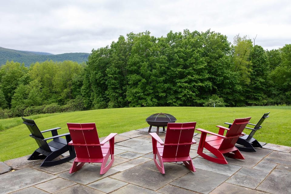 Secluded Estate! Hot Tub, Walking Path To Downtown House in Williamstown