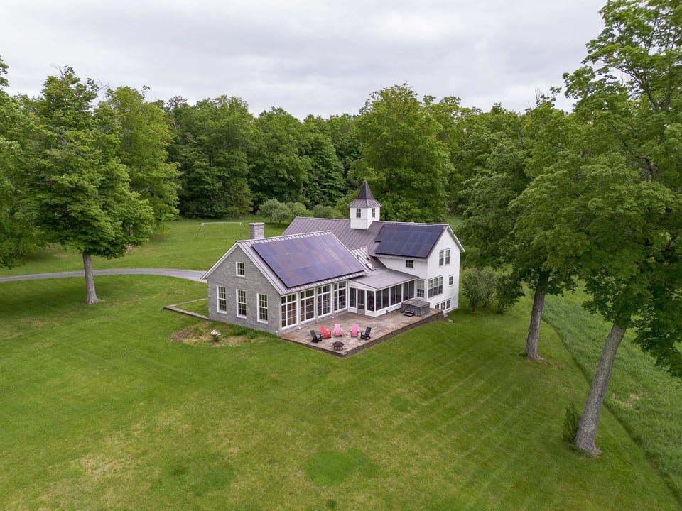 Secluded Estate! Hot Tub, Walking Path To Downtown House in Williamstown