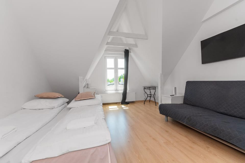 Bed, Living room, Photo of the whole room, Seating area, Bedroom