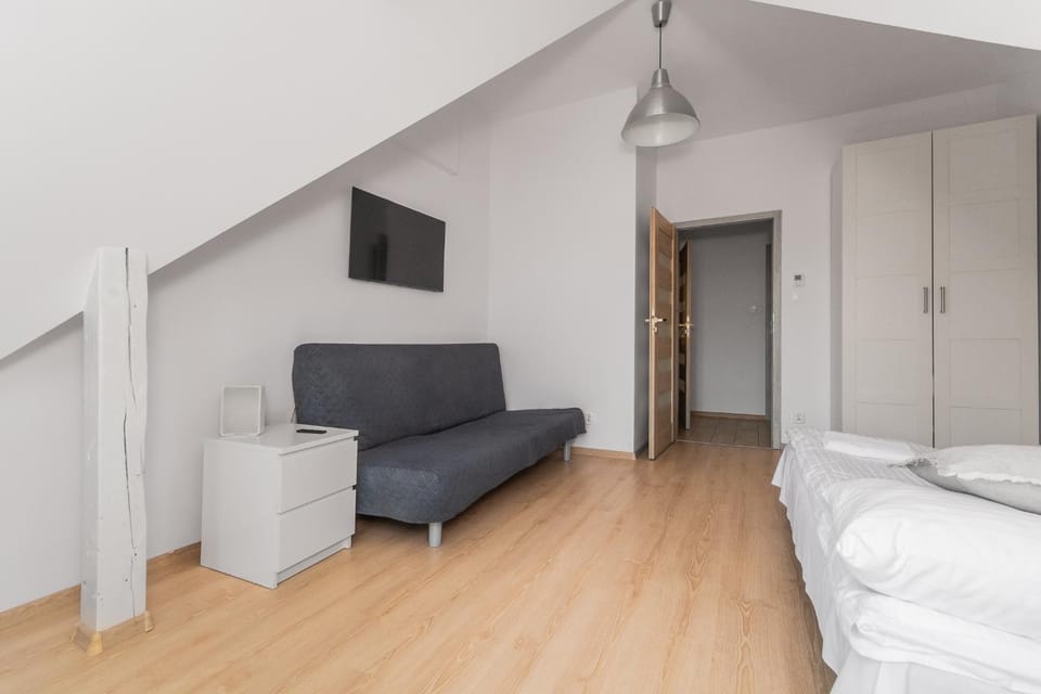 Bed, TV and multimedia, Living room, Photo of the whole room, Seating area, Bedroom, wardrobe